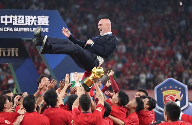 开云体育app-全景特写海港中超第3冠 深夜山东泰山兵临城下…